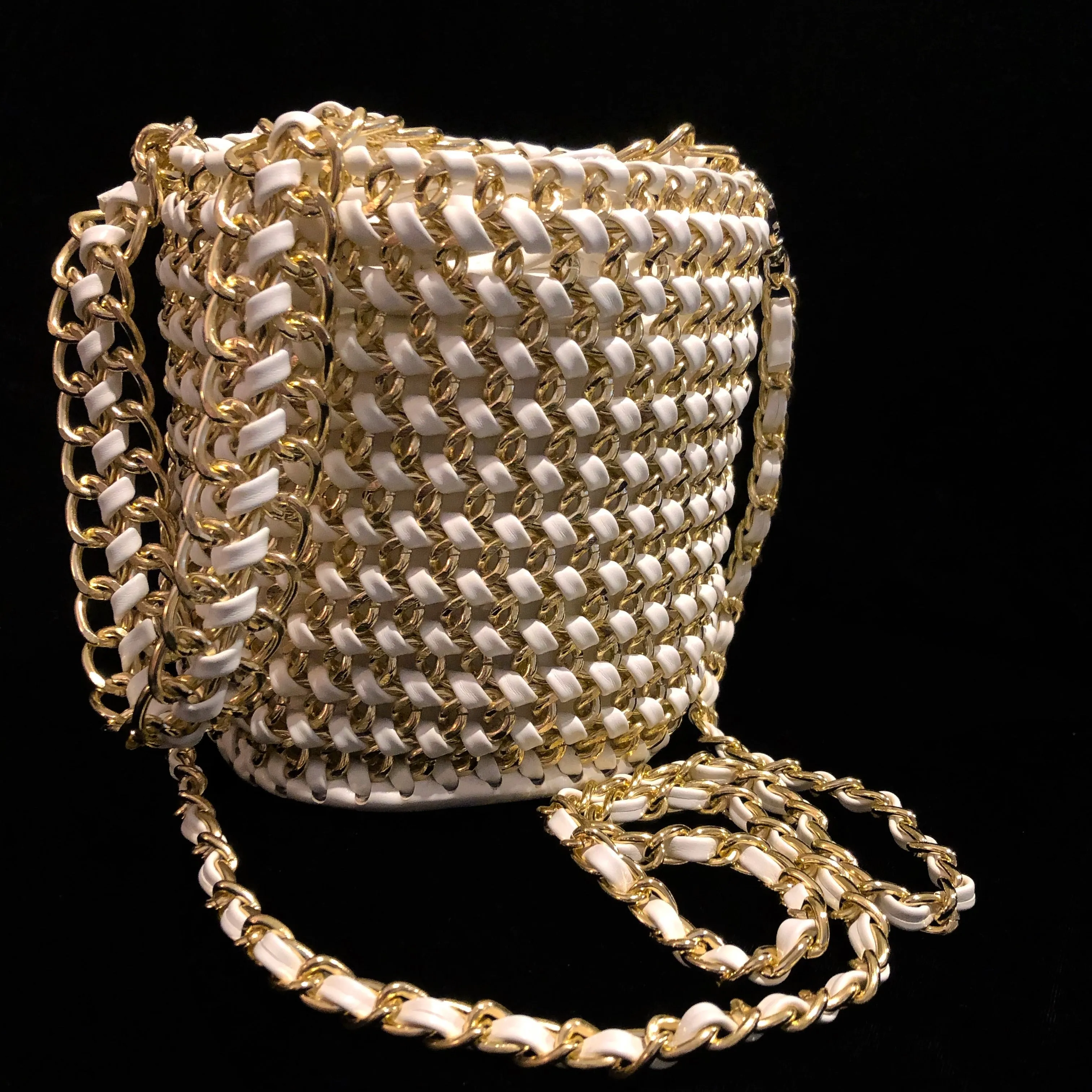 A WOVEN WHITE PVC AND GILT CHAIN BUCKET BAG