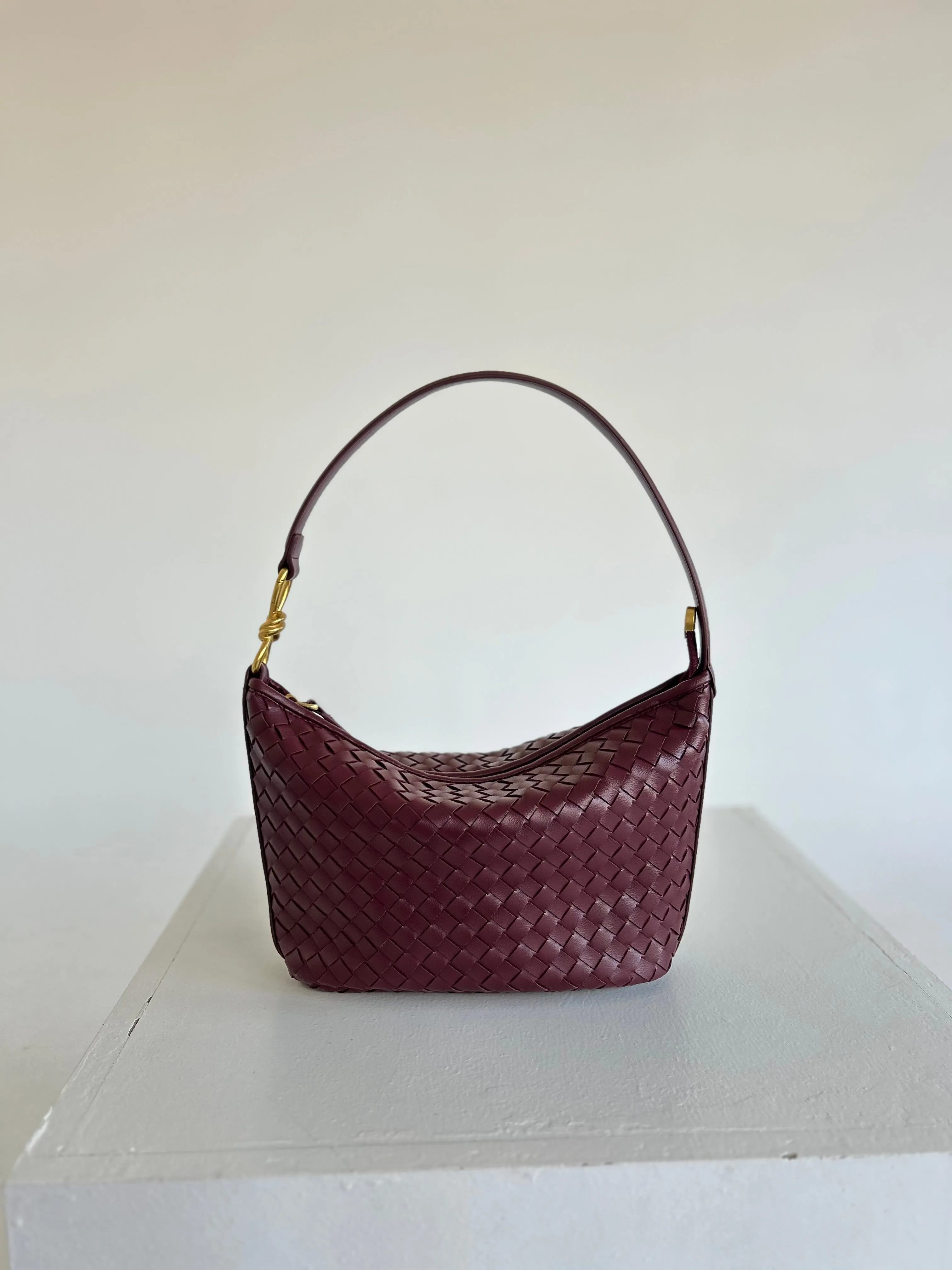 Retro Vibe Woven Shoulder Bag for Minimalist Fashion Lovers