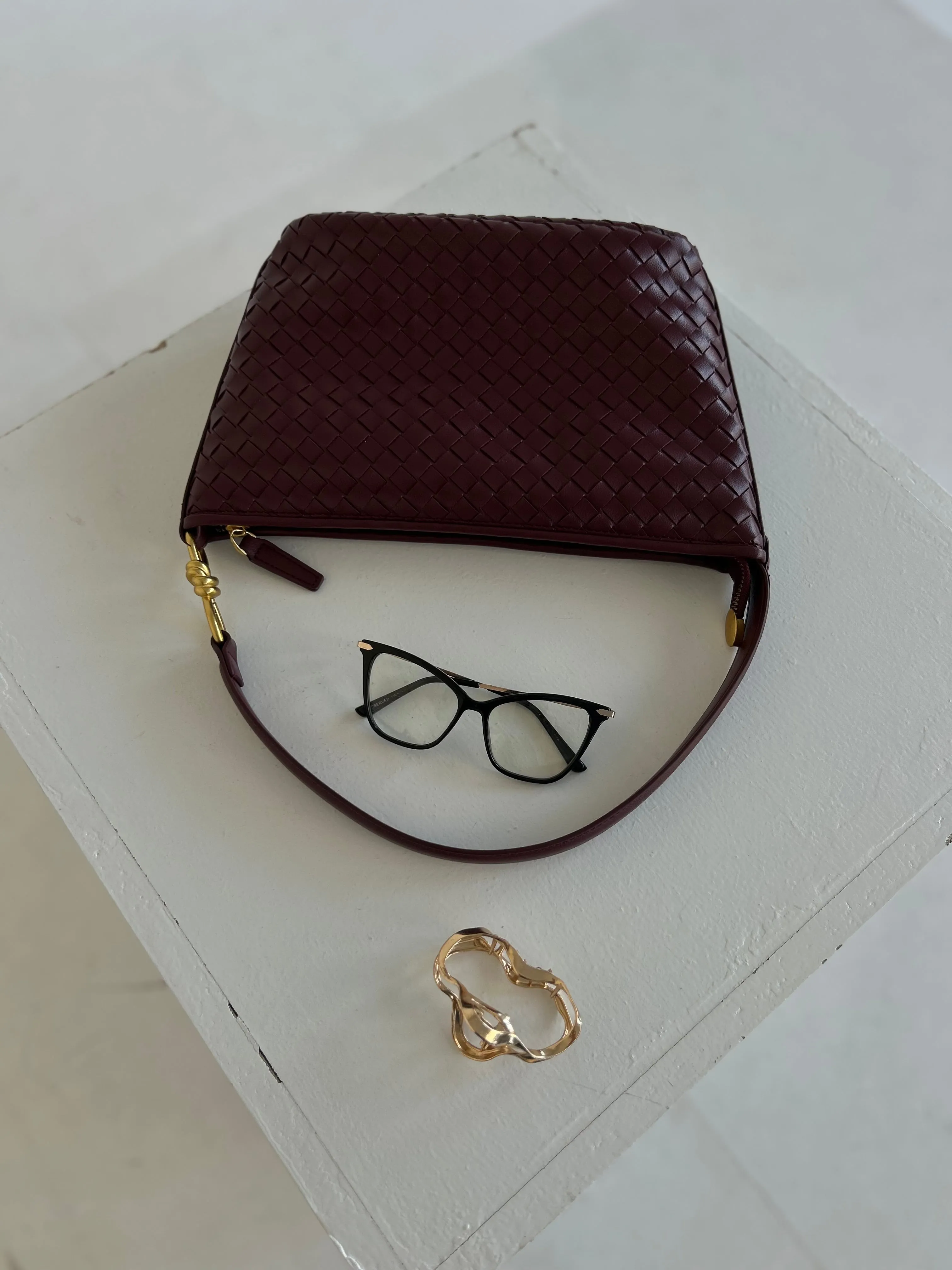 Retro Vibe Woven Shoulder Bag for Minimalist Fashion Lovers