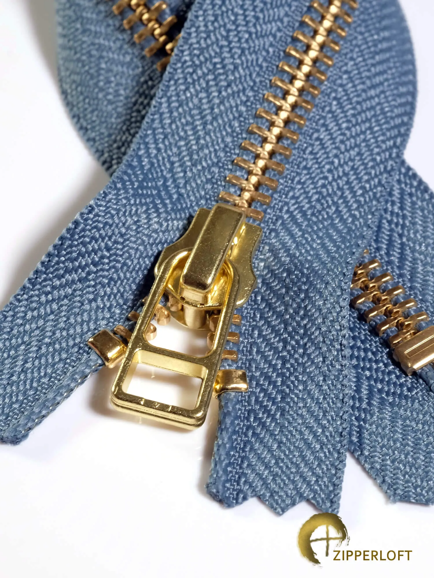 YKK #5 Golden Brass (5-16" / 12.7-40.7cm) - 575 Colonial Blue